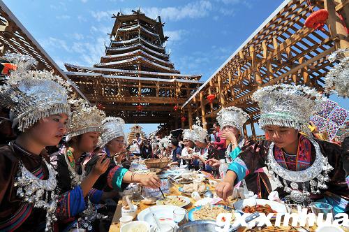 在广西三江侗族自治县县城举行,迄今最长的侗族地区百家宴在桥上摆开