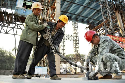 11月3日,在南钦铁路三岸邕江特大桥施工现场,建设工人正在施工.