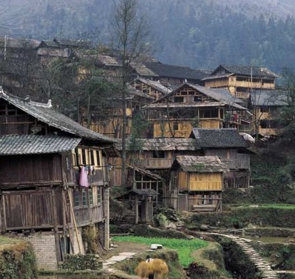 底河,黎平国家级景区;西有岜沙持枪部落;并以侗族鼔楼,风雨桥,吊脚楼