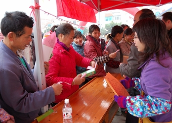 科技下乡到田阳 农民朋友品尝农业科技盛宴