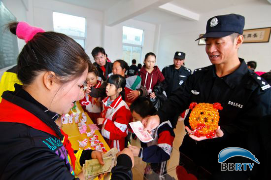 玉林市公安局巡特警支队党员志愿者队伍当天走进市特殊教育学校,陪伴