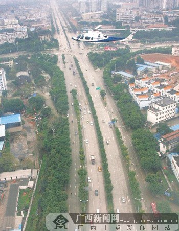 南宁交警空中指挥道路交通为首府春运护航