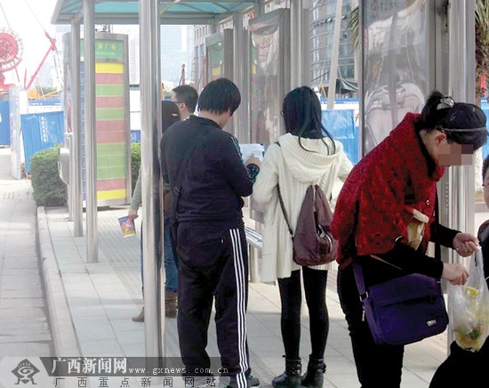 2月2日,早报网网友"lingling奋"发现,这些乞讨人员自称是聋哑人,还挂