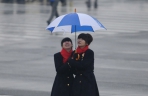 雨中两会即景：伞下的坚守