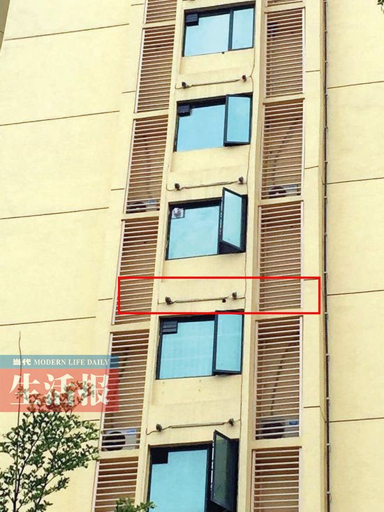 李女士家空调外机位置(在窗子两侧,一些住户已经装上了).