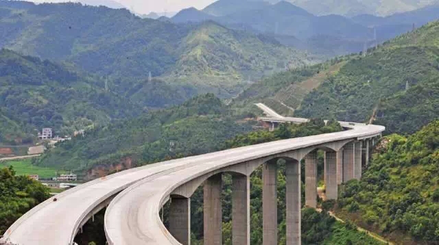 随着百靖,靖那高速公路的建成通车,如今从南宁到靖西一路高速,全程只