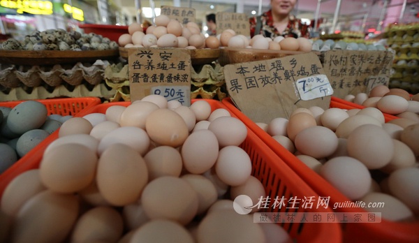 乐群菜市内卖鸡蛋的小摊前摆放着各种名目的鸡蛋.记者李凯摄