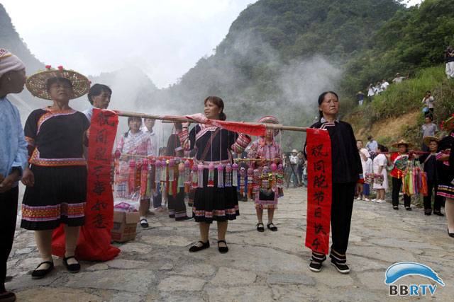 彪 通讯员刘廷智)7月14日,东兰县三弄瑶族乡在三合村举行"祝著节"活动