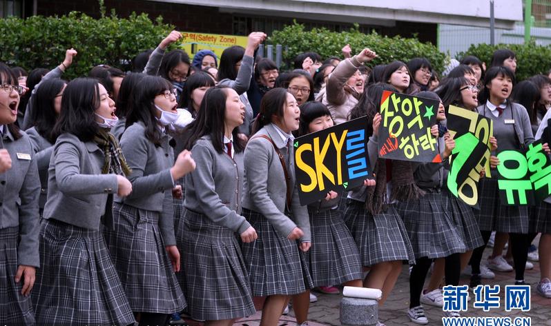 这是一组介绍英国校服的照片,讲述了英国校服诞生的历史以及各地学校