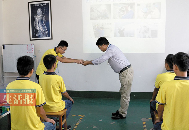 二轻学校的课间礼仪——师生之间递送话筒(学校供图)