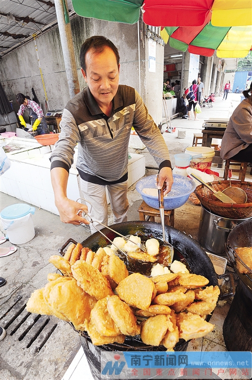 在江南区亭子市场,周展庆制作的油炸粽味香酥脆,让人流连忘返6969