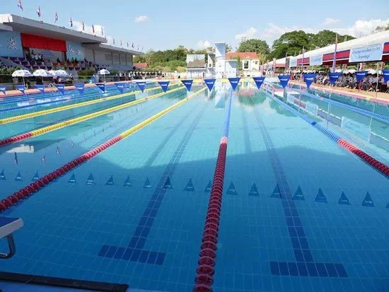 柬埔寨首个国际泳联标准游泳池正式启用_记者