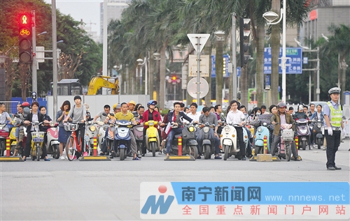 南宁交警支队支队长李小龙介绍说,针对有的城市"禁摩限电"在社会上和