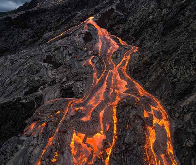 胆大!摄影师近距离拍摄火山岩浆致无人机被烧