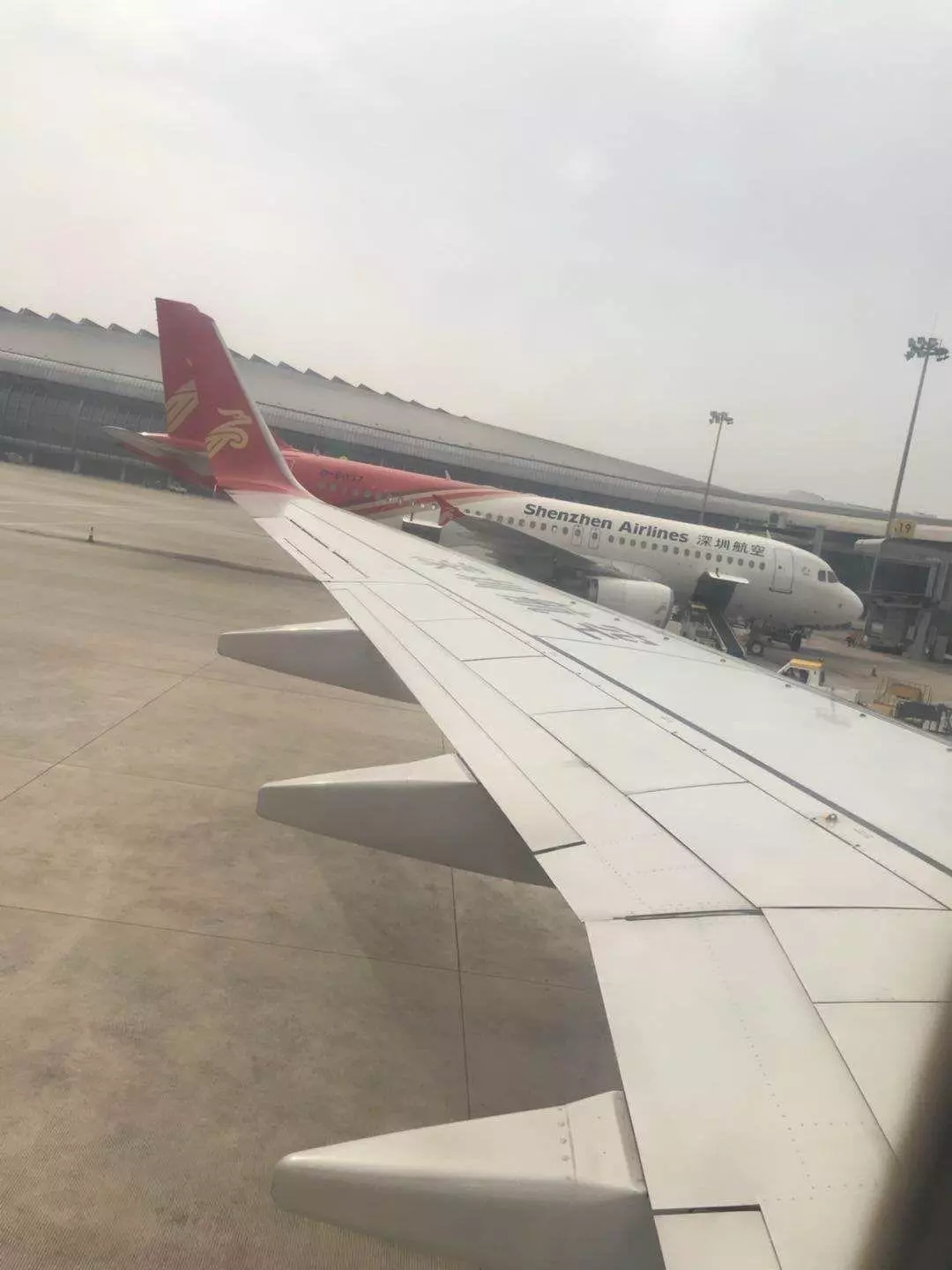 今早,南宁--深圳一航班延误2个多小时,乘客:机票