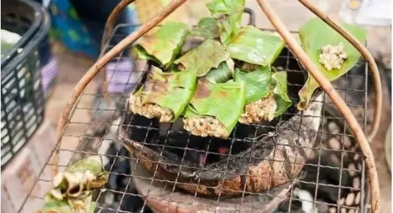 近年来,随着这一美食的推广,很多乡村农户开始从事人工养殖蜜蜂和