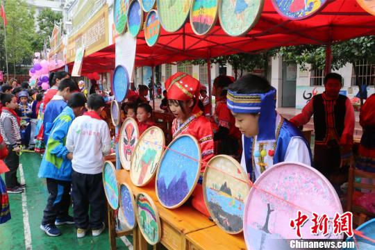 广西小学生多彩民俗迎"三月三"