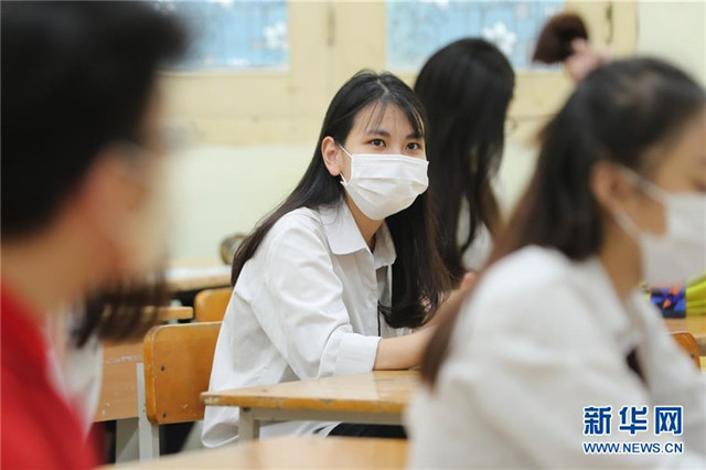 5月4日,越南首都河内,一名学生戴口罩上课.