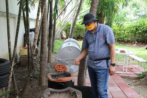 泰国“飞人”改行烤肠送半岛·bob官方网站外卖疫情下他们这样积极面对困境(图3)