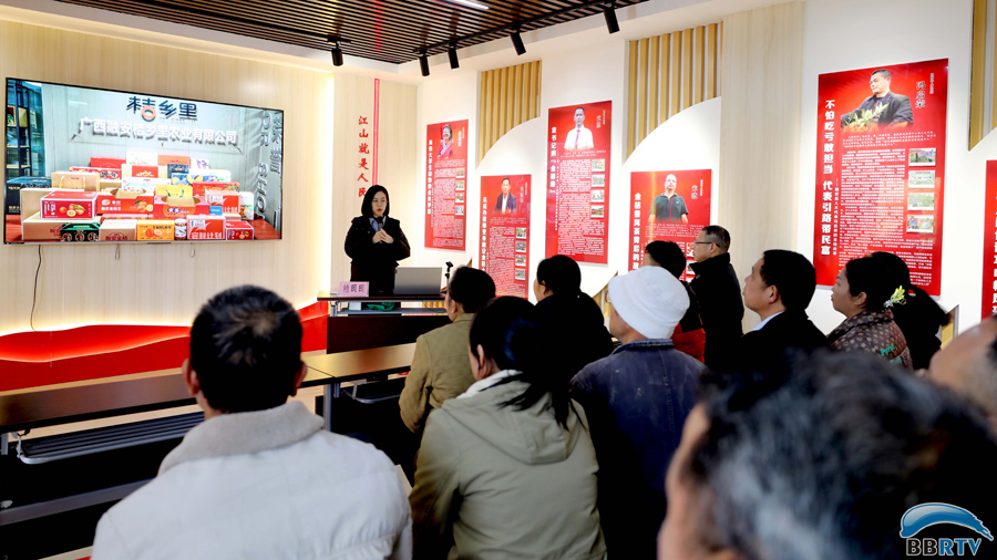 3月19日，在广西柳州市融安县大将镇，自治区人大代表赖园园给金桔种植户讲解电商销售知识。（覃庆和  摄）