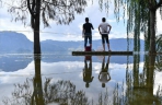 云南泸沽湖水位上涨 现“水天一色”景观