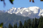 甘肃祁连山现“十里不同天”夏日景致