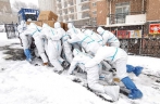 Anti-epidemic volunteers deliver supplies in Dalian Ocean University