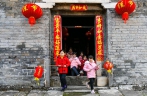 People enjoy Spring Festival atmosphere across China