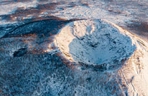 火山覆雪 静谧壮美