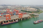 探访广西贵港码头 船只来往货运忙
