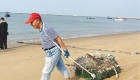 86岁老人在乐东海边捡垃圾 带动更多人关注环保
