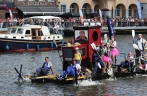 比利时迪南举办“浴缸划船节”