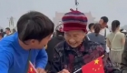 小伙带95岁奶奶去北京看升国旗