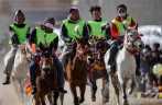 西藏山南森布日举行赛马活动