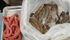 江苏女子买4只螃蟹花289元，绑螃蟹皮筋占76元