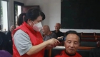 55岁听障理发师“剪”出爱心人生