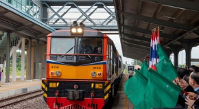 老挝泰国跨境铁路客运列车正式运行