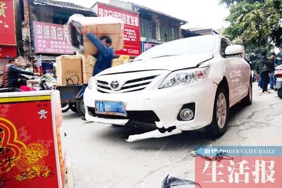 小轎車鬧市連撞9輛電動車 肇事女司機穿著高跟鞋