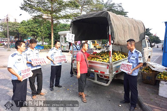 北海市银海区城管人员在对占道经营者进行静默执法 记者 许海鸥摄