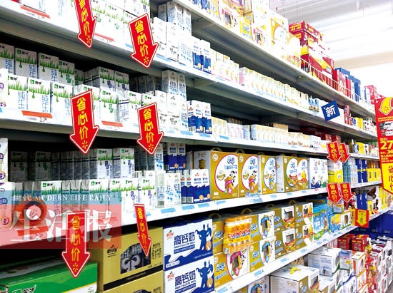 众多超市牛奶降价促销力度空前,而且不但是蒙牛伊利这样的国内品牌,本