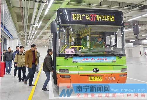 旅客在火车东站地下层的公交车上车区乘公交车