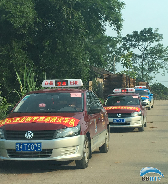 来自玉林市容县的支援抗灾出租车队在赶往震中参田村的路上