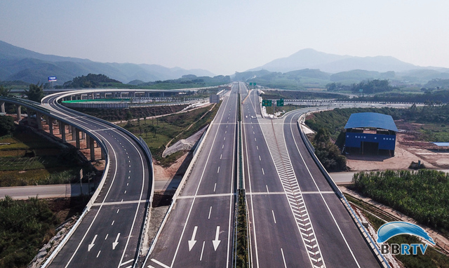 吴圩机场至大塘高速公路建成通车