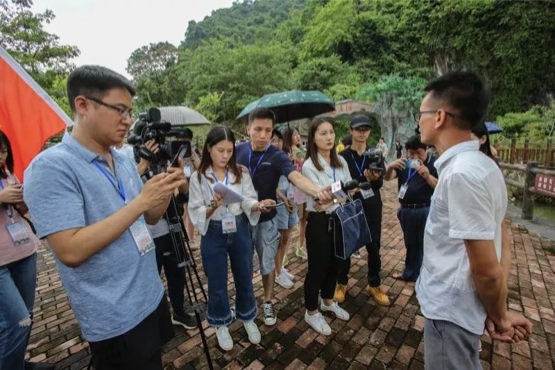 天琴 快闪燃动爱国情,网记走进龙州感受"红色魅力"