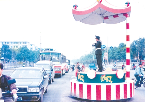 上世紀80年代的南寧交通指揮台(交警供圖)