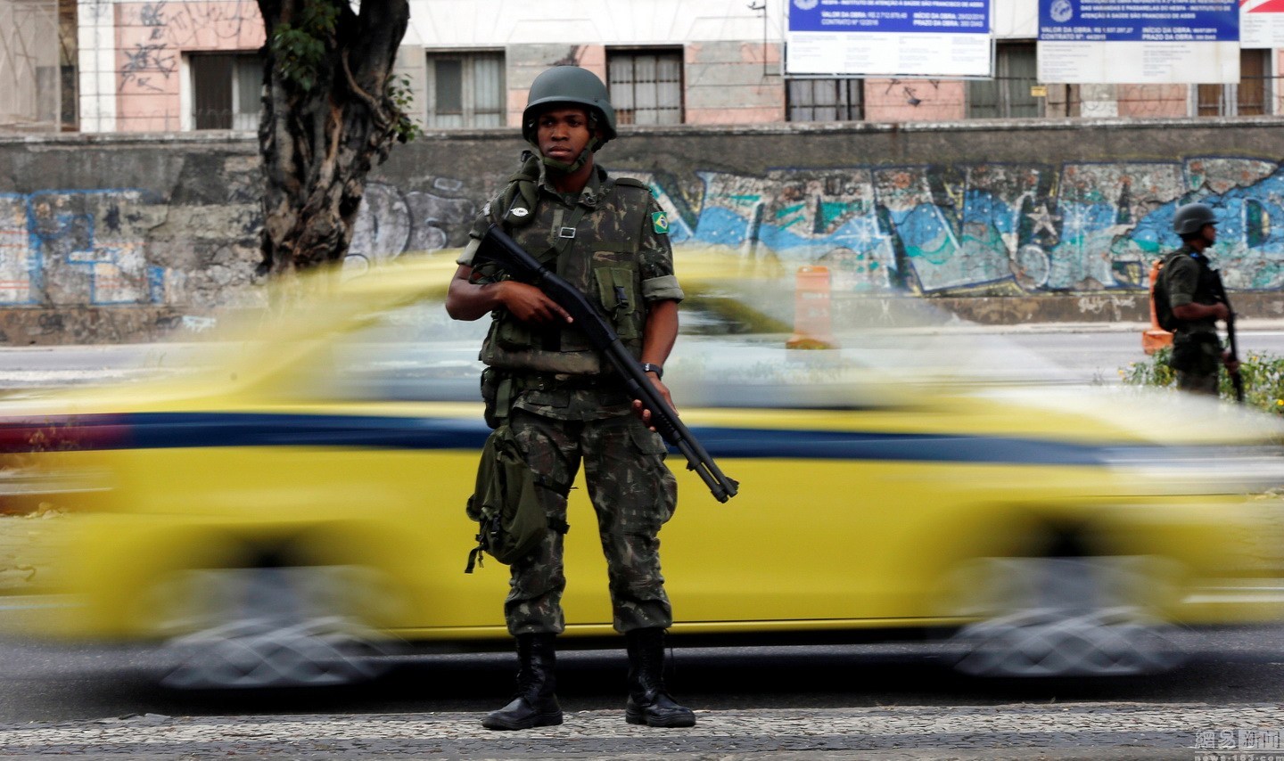 巴西军人街头巡逻 迎接2016年里约奥运会