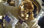 俄两名宇航员打破最长太空行走纪录