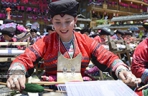 龙胜瑶族同胞欢度“晒衣节” 吸引中外游客
