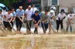 广西融水：洪水消退清淤忙