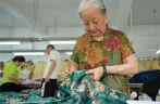 86-year-old grandma in Hebei spends most her life on traditional cheongsam